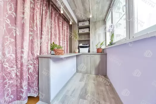 Объединение балкона с комнатой с отделкой и остеклением