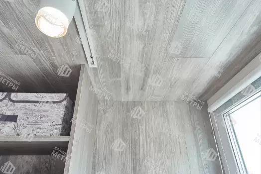 Объединение балкона с комнатой с отделкой и остеклением