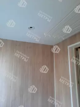 Отделка балкона под ключ ламинатом и натяжным потолком