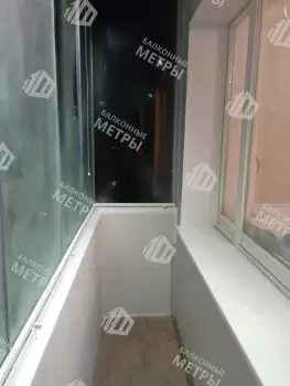 Отделка пола, стен и потолка  балкона разными материалами