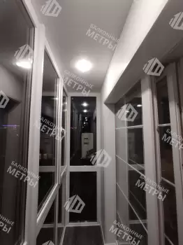 Панорамное остекление и отделка п-образного балкона с утеплением