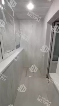 Отделка пола и потолка на балконе в кирпичном доме индивидуальной планировки