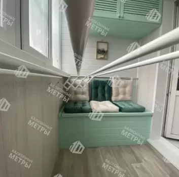 Хранение вещей и зона отдыха на балконе