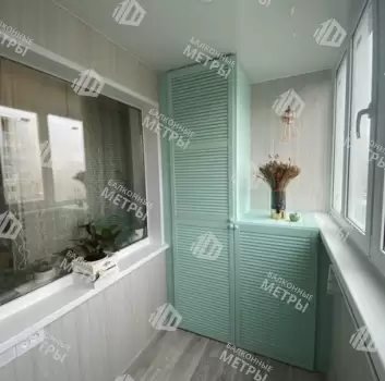 Хранение вещей и зона отдыха на балконе